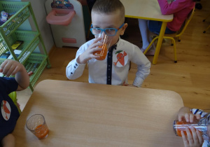 Chłopiec pije sok